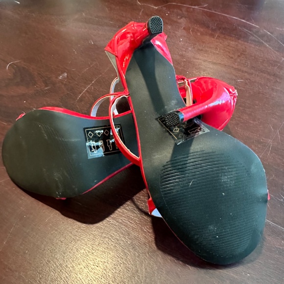 NEW, Red Qupid Cece Patent Open Toe Triple Band Stilleto Sandal, Size 6.5 - Picture 4 of 4